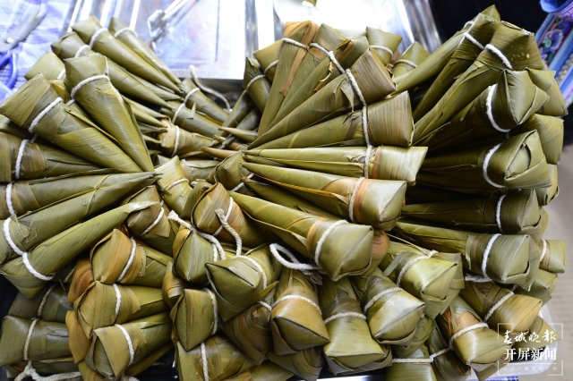 有老板一天卖2吨！端午将至，昆明街头粽子上市 龙宇丹 摄