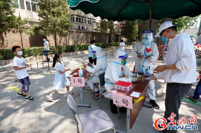 【组图】高温下的核酸检测现场：遮阳伞+冰块为“大白”送上避暑“凉”方