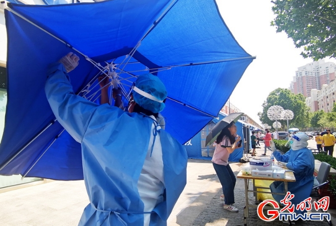 【组图】高温下的核酸检测现场：遮阳伞+冰块为“大白”送上避暑“凉”方