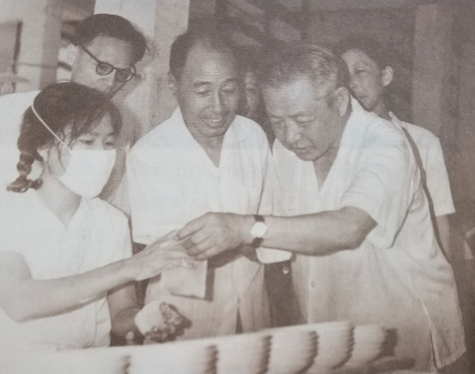 习仲勋在广东积极探索国有企业改革的路子,支持并推广“清远经验”,扩大企业自主权,提高企业生产效率。图为习仲勋考察企业,了解企业生产和改革情况。