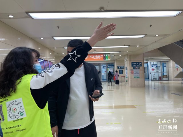 陪诊半天198元、一天298元……昆明也有陪诊师啦！ 张田睿 摄