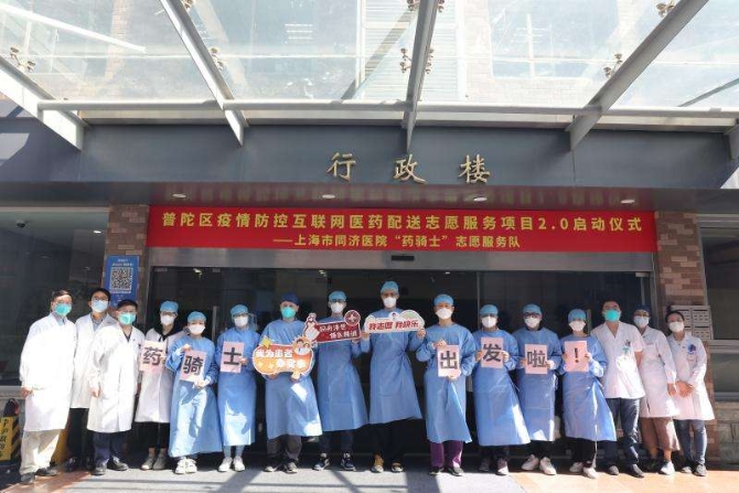 一群穿着制服的人 描述已自动生成