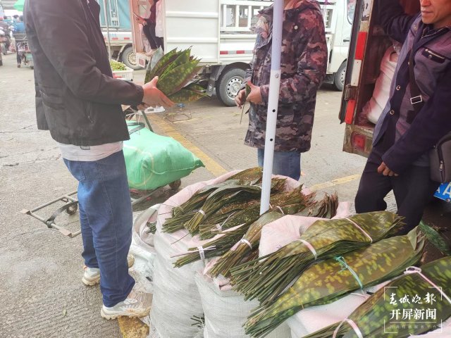 端午节将至,昆明市场上粽叶开始热卖 夏体雷 摄