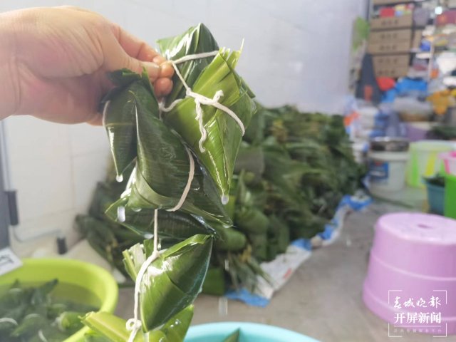 端午节将至,昆明市场上粽叶开始热卖 夏体雷 摄