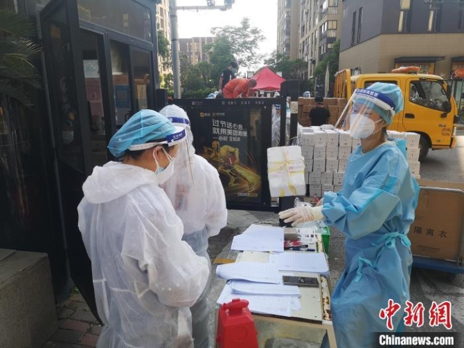 嘉定区马陆镇崇文社区党支部书记、居委会主任潘晓喆(右)正在工作 受访者供图 嘉定区马陆镇崇文社区党支部书记、居委会主任潘晓喆(右)正在工作 受访者供图