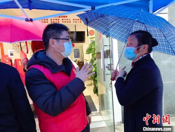 金山区山阳镇金湾居委会书记陈锋(左)正在跟居民沟通 受访者供图 金山区山阳镇金湾居委会书记陈锋(左)正在跟居民沟通 受访者供图