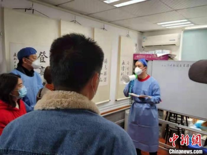 长宁区天山河畔花园居委书记宋键(右)正在布置工作 受访者供图 长宁区天山河畔花园居委书记宋键(右)正在布置工作 受访者供图