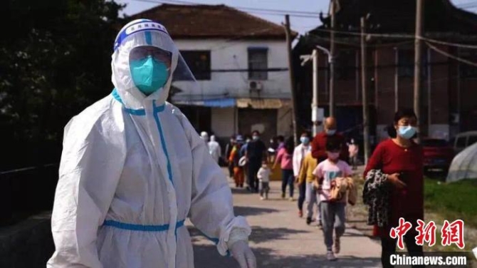 嘉定区江桥镇新江村党总支书记孙廉正在维持秩序 受访者供图 嘉定区江桥镇新江村党总支书记孙廉正在维持秩序 受访者供图