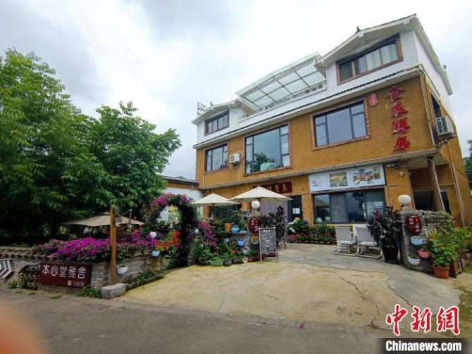 万峰林乡愁集市一隅。 石小杰 摄 万峰林乡愁集市一隅。 石小杰 摄