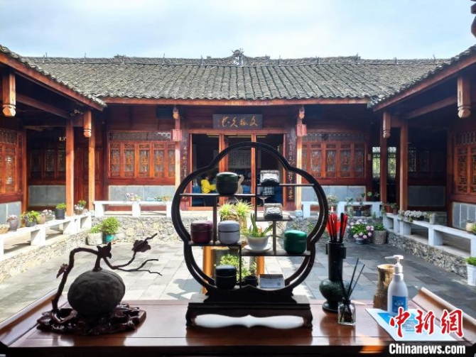 万峰林本心堂一隅。 石小杰 摄 万峰林本心堂一隅。 石小杰 摄