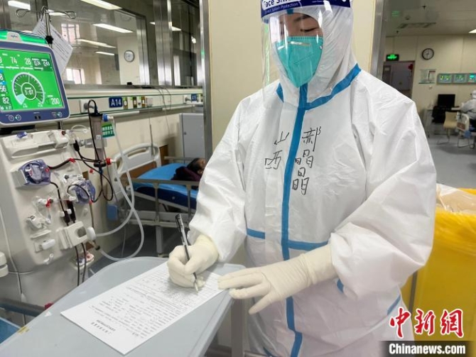 山西援沪医疗队千里奔赴,只为上海本色回归。图为医疗队员正在工作中。 山西援沪医疗队供图 山西援沪医疗队千里奔赴,只为上海本色回归。图为医疗队员正在工作中。 山西援沪医疗队供图