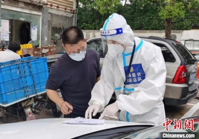 周某哄抬消毒酒精价格案。 上海市市场监管局 摄 点击进入下一页