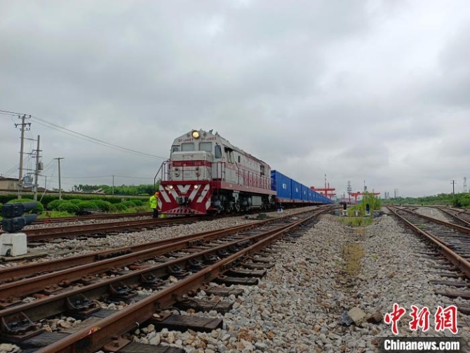 5月29日下午,搭载着49个集装箱机械设备的“中欧班列-上海号”从上海闵行站出发。 东方丝路 供图 5月29日下午,搭载着49个集装箱机械设备的“中欧班列-上海号”从上海闵行站出发。 东方丝路 供图