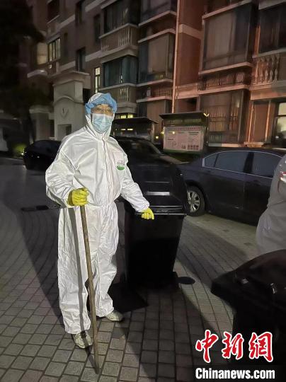 殷玉麒坚持在收取垃圾的一线。 受访者供图 殷玉麒坚持在收取垃圾的一线。 受访者供图