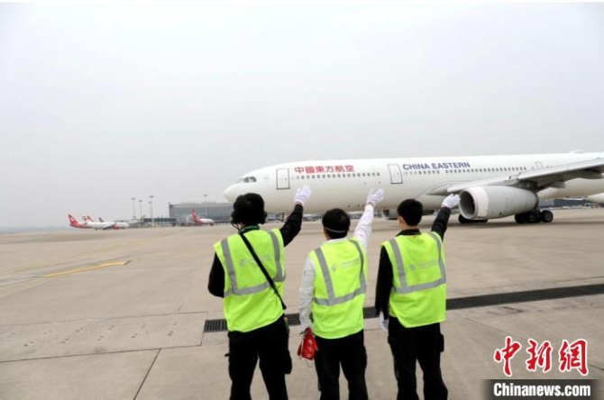 (上海战疫录)一天12班包机山西援沪1645名医护人员返程