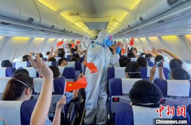 援“沪”山西医疗队1645名医护人员返程 东航供图 援“沪”山西医疗队1645名医护人员返程 东航供图