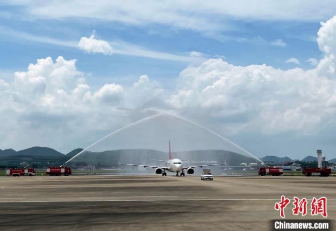 广西在南宁吴圩国际机场举行欢迎仪式，迎接广西医疗队凯旋。　王易 摄