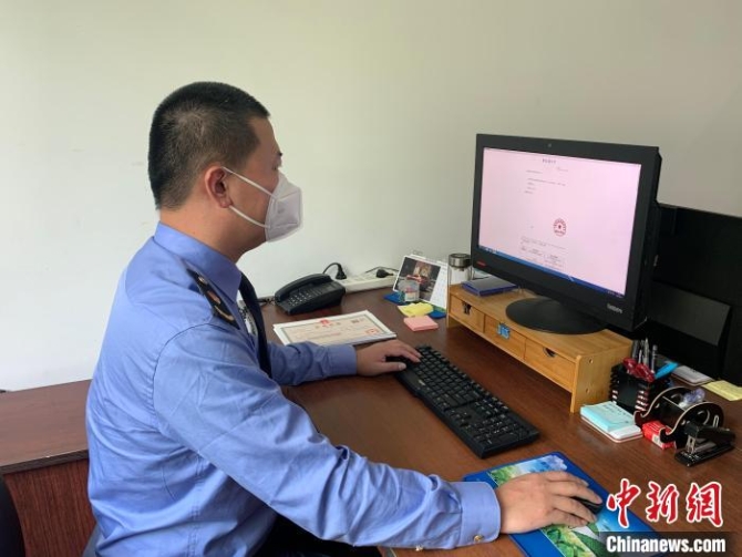 (上海战疫录)上海出台“12条”登记便利化措施用政策“加减法”助企业全力以“复”