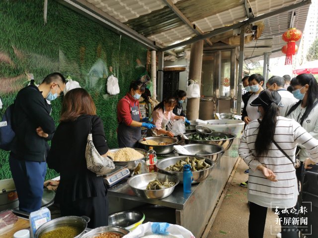 端午将至，老昆明人热衷包粽子（开屏新闻记者 李赛 摄）