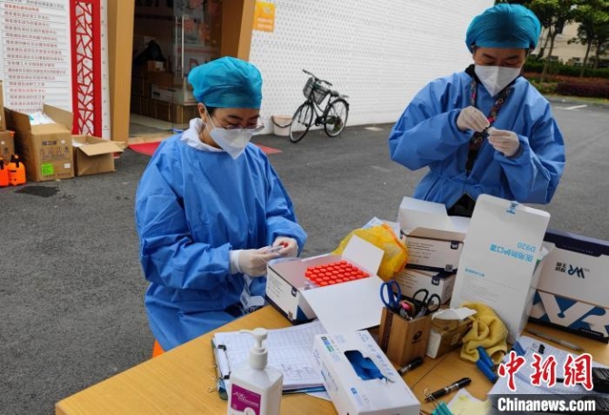 图为李慧娟进行核酸检测准备。 受访者供图