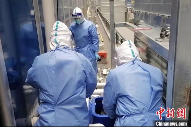 中建二局安装公司维保组人员维护方舱医院排污设施。 中建二局供图