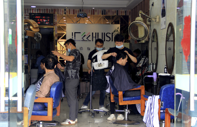 【组图】上海全面有序复工复产复市 街头“烟火气”回归