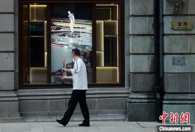 店员为恢复营业做准备。 汤彦俊 摄