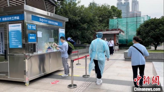 陆家嘴地铁站外常态化核酸检测采样点