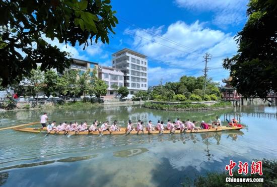 People row a dragon boat in Fuzhou, Fujian Province on May 29, 2022, to celebrate the upcoming festival. (Photo: China News Service/Zhang Bin)