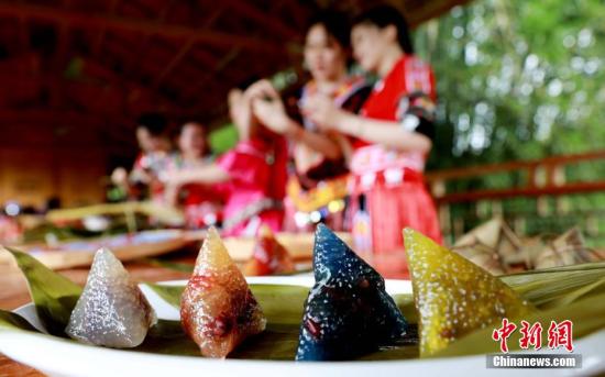 Different colors of zongzi are made in Guangxi Zhuang Autonomous Region.(Photo/China News Service)