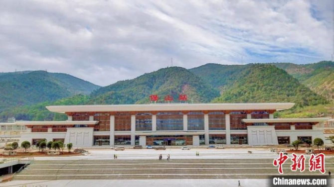 图为云南大瑞铁路保山站。 李博 摄 图为云南大瑞铁路保山站。 李博 摄