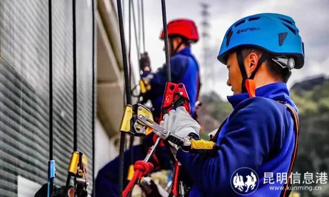 马缤参加绳索救援训练