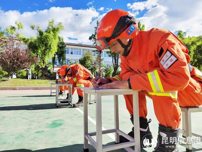 马缤参加理论考核
