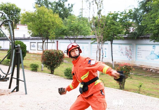 马缤投掷灭火弹