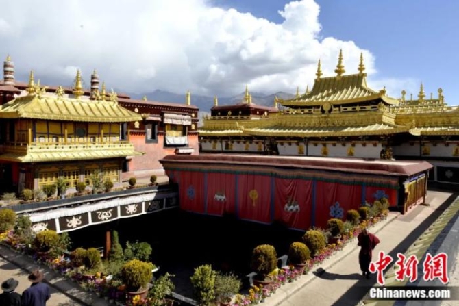 2014年10月拍摄的大昭寺金顶。大昭寺是西藏重大佛事活动的中心,“噶厦”政府的机构设于寺内。许多重大的政治、宗教活动,如“金瓶掣签”等都在这里进行。<a target='_blank' href='/'>中新社</a>记者 李林 摄
点击进入下一页