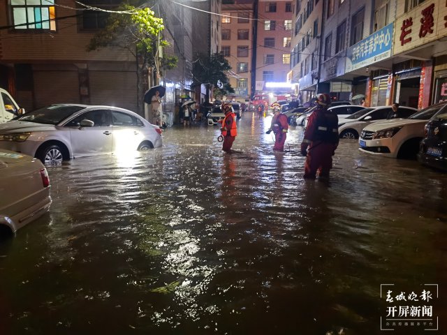 曲靖突降暴雨引发城市内涝(开屏新闻记者 蒋琼波 通讯员 张锦益 赵佳 王安李 摄)