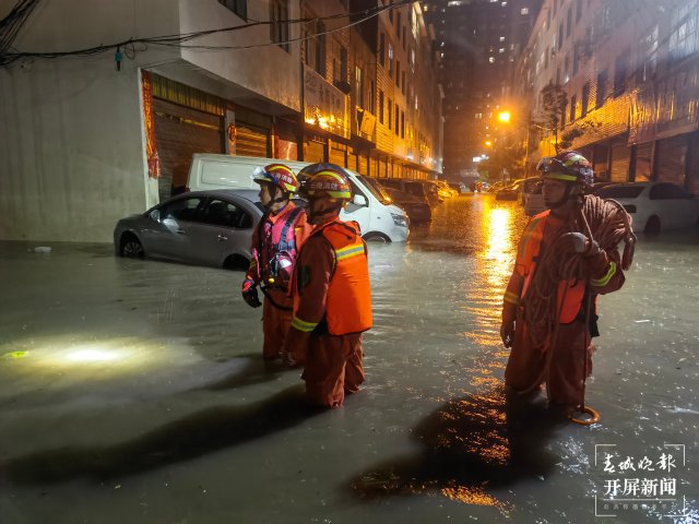 曲靖突降暴雨引发城市内涝(开屏新闻记者 蒋琼波 通讯员 张锦益 赵佳 王安李 摄)
