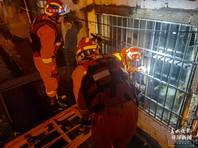 曲靖突降暴雨引发城市内涝(开屏新闻记者 蒋琼波 通讯员 张锦益 赵佳 王安李 摄)
