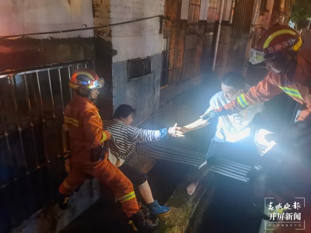 曲靖突降暴雨引发城市内涝(开屏新闻记者 蒋琼波 通讯员 张锦益 赵佳 王安李 摄)