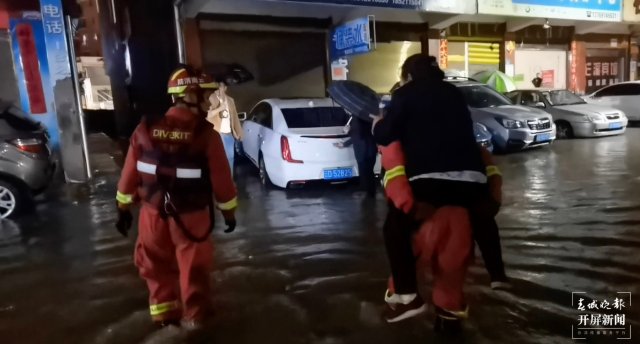 曲靖突降暴雨引发城市内涝(开屏新闻记者 蒋琼波 通讯员 张锦益 赵佳 王安李 摄)