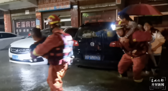 曲靖突降暴雨引发城市内涝(开屏新闻记者 蒋琼波 通讯员 张锦益 赵佳 王安李 摄)