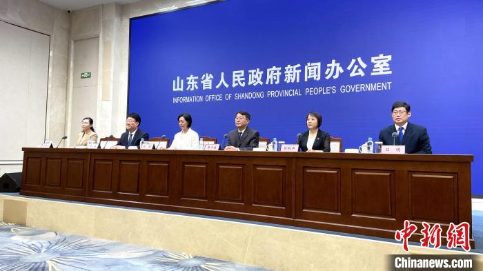 山东省人民政府14日召开新闻发布会,介绍该省抓好夏粮收储,保障粮食安全情况。 孙婷婷 摄 山东省人民政府14日召开新闻发布会,介绍该省抓好夏粮收储,保障粮食安全情况。 孙婷婷 摄