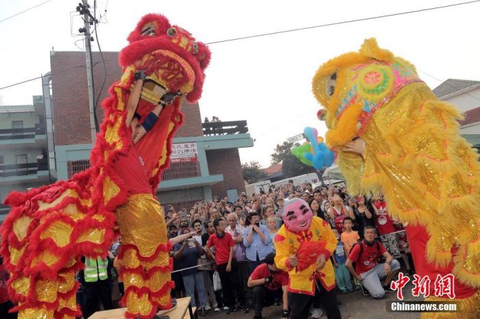 资料图：当地时间2018年3月3日晚，非洲最大唐人街、南非约堡唐人街举行大拜年活动。这项活动由约堡唐人街管委会主办，是南非侨界的一个传统项目，每年也都吸引大量当地民众去家庭聚餐、观看舞龙舞狮和焰火等表演。据悉，今年有近两万华侨华人和当地民众以各种方式参加活动。图为舞狮表演。<a target='_blank' href='/'>中新社</a>记者 宋方灿 摄