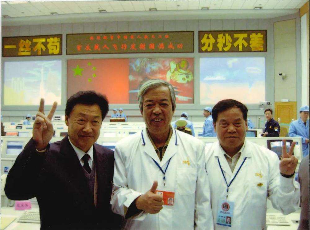 (中间为刘竹生院士)