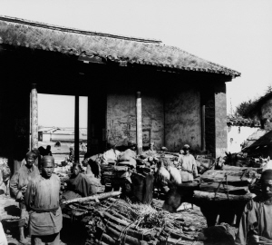 老昆明柴草市场交易兴旺。 老昆明柴草市场交易兴旺。