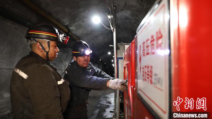 细心观察、发现问题、解决问题,这是方跃忠的职责之一。 刘嘉伟 摄 细心观察、发现问题、解决问题,这是方跃忠的职责之一。 刘嘉伟 摄