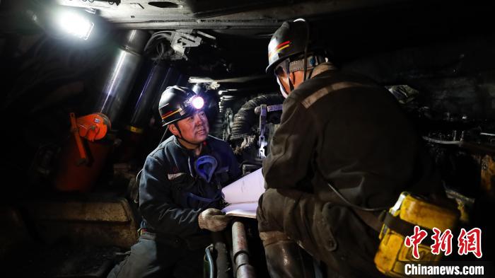 方跃忠擅长结合工作实际进行技术创新。 刘嘉伟 摄 方跃忠擅长结合工作实际进行技术创新。 刘嘉伟 摄