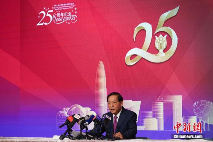 香港回归祖国25年,爱国爱港社团是落实“一国两制”、“港人治港”、高度自治的基础力量,发挥爱国爱港社团影响力是香港持续繁荣稳定的重要推动力。香港福建社团联会荣誉主席吴良好日前在港接受采访时说,爱国爱港社团是连结香港市民与内地同胞的重要桥梁。社团透过平台加强香港与内地交流合作,推动香港融入国家发展大局,增进对国家的归属感。 <a target='_blank' href='/'>中新社</a>记者 崔楠 摄 点击进入下一页