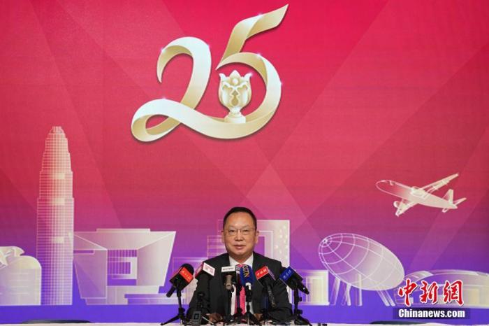 香港回归祖国25年,爱国爱港社团是落实“一国两制”、“港人治港”、高度自治的基础力量,发挥爱国爱港社团影响力是香港持续繁荣稳定的重要推动力。香港浙江省同乡会联合会会长陈仲尼日前在港接受采访时表示,必须要让年轻人对前途有希望、有信心,让年轻人就业有多元的选择。 <a target='_blank' href='/'>中新社</a>记者 崔楠 摄 点击进入下一页