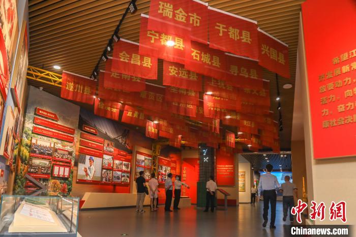 图为展厅内悬挂的印有赣南等原中央苏区各县市区名字的旗帜。 刘力鑫 摄